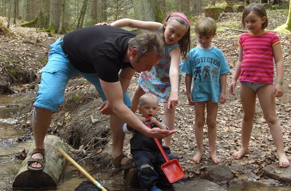 www.H2O-Consult.de - Exkursion im Pfälzer Wald - allerlei Kleingetier wird untersucht